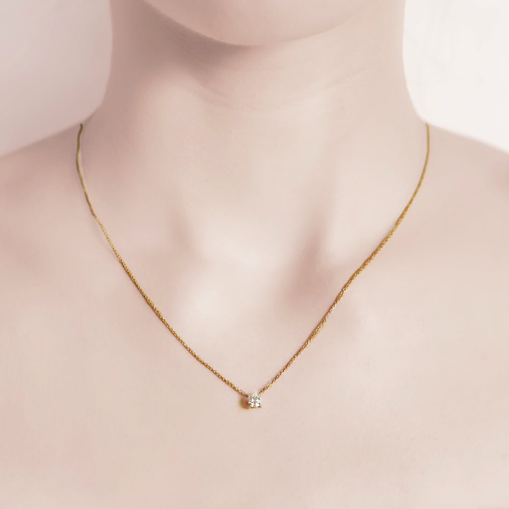 Collana essenziale in oro con Diamanti Puri e un brillante da 0,24 carati
