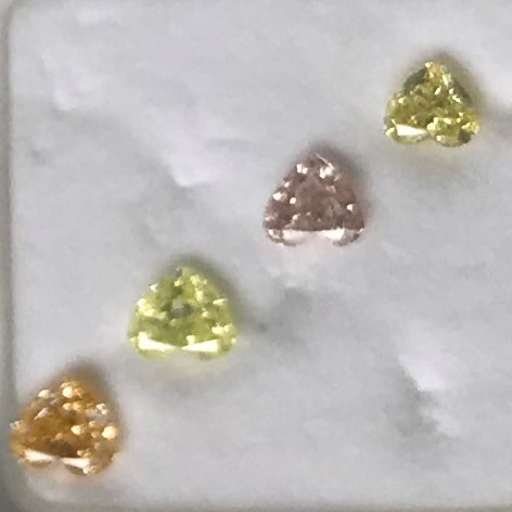 Un mazzo di fiori - Anello con diamanti Fancy Color